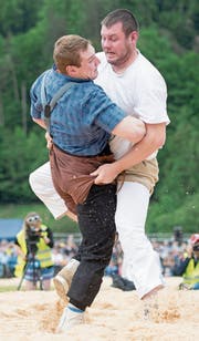Andi Imhof (rechts) am Luzerner Kantonalen gegen Joel Wicki. (Bild: Urs Flüeler/Keystone (Malters, 21. Mai 2017))