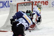 Ambri-Torhüter Karol Krizan ist zu wenig schnell in der Seitwärtsbewegung: EVZ-Stürmer Damien Brunner erzielt das 2:0. (Bild EQ)