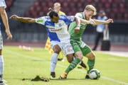Silvan Gönitzer verunstaltet im Zweikampf gegen den Grasshopper Jeffren den Rasen. (Bild: Andy Mueller/freshfocus (freshfocus))
