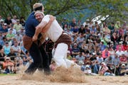 Lutz Scheuber, links, im Schlussgang gegen Benji von Ah, rechts, beim 95. Urner Kantonalen Schwingfest am Sonntag, 22. Mai 2016, in Schattdorf. (Bild: KEYSTONE/Alexandra Wey)