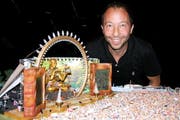 DJ BoBo vor dem Bühnenmodell seinen neuen Show Fantasy. (Bild André Häfliger/Neue LZ)