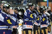 Hängende Köpfe bei den EVZ-Spielern. (Bild: Keystone)