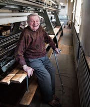 Gäbe Stoff für ein Buch her: Hans Bürkler und die 105-jährige Stickmaschine. (Bild: Sabrina Stübi)