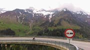 Kurvenreicher Anstieg zum Hochtannbergpass: Die zu Brücken ausgebauten Strassen sind ebenso faszinierend wie das Bergpanorama. (Bild: Nina Rudnicki)