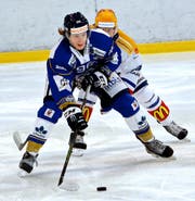 Die EVZ Academy mit David Rattaggi (vorn) gewinnt zweimal mit 3:2. (Bild Werner Schelbert)