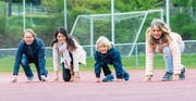 Startbereit für Familienlauf durch die Luzerner Altstadtgassen: Georg und Andrea Schnellmann mit den Kindern Laurin und Noëmi.Bild Roger Grütter