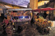 Marktwagen in den engen Gassen von Cusco – die einstige Metropole des Inkareichs liegt 3400 Meter über Meer. (Bild AP/The New York Times Magazine/David Guttenfelder)