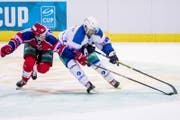 Zugs David McIntyre (rechts) im Duell mit dem Rapperswiler Jan Mosimann. (Bild: Christian Merz / Keystone (Rapperswil, 21. November 2017))