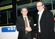VBL-Direktor Norbert Schmassmann (links) und HCK-CEO Nick Christen freuen sich über die Partnerschaft. (Bild pd)