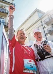 Wetter-Experte Thomas Bucheli (links) gibt den Startschuss am Solidaritätslauf und sprintet dann gleich hinterher. (Bild: Philipp Schmidli (Luzern, 29. April 2017))