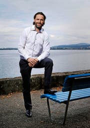 Josh Holden am Ufer des Zugersees in Oberwil bei Zug. (Bild Stefan Kaiser)