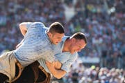 Im vierten Gang: Titelverteidiger Matthias Sempach (links) in der Begegnung mit dem Nordostschweizer Armon Orlik. (Bild: Keystone / Jean-Christophe Bott)