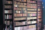 Die Bibliothek des jetzigen Hausherrn von Prideaux Place umfasst 6000 Bücher. (Bild: Geraldine Friedrich)
