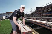 Beim Aufbau des Festareals für das Zuger Kantonale half Marcel Bieri tatkräftig mit. (Bild: Werner Schelbert (Menzingen, 19. April 2018))