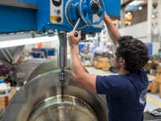 Für die Mem-Branchen (Metall-, Elektro-und Maschinenindustrie) rechnet Bak Basel für das laufende und das nächste Jahr mit einem hohen Wachstum. (Bild: Keystone/GAETAN BALLY)