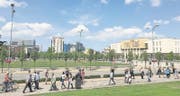 Tirana mit dem Skanderbeg-Platz, dem wichtigsten Platz der Hauptstadt. An der Fassade des Nationalmuseums prangt das grosse Shqiptarët-Mosaik. (Bild: Silvia Bucher)