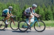 Fabio Aru (links) und Romain Bardet während einer Bergetappe des Critérium du Dauphiné. (Bild: Sirotti/Imago (11. Juni 2017))