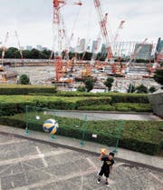 Eine der peinlichsten Pannen: das Theater um den Bau des Olympiastadions (hinten). (Bild: Behrouz Mehri/AFP (Tokio, 30. Juni 2017))