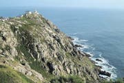 Ein Leuchtturm und eine Herberge am «Ende der Welt» – auf dem Kap Finisterre an der galicischen Küste. Finisterre gilt für viele Pilger als das eigentliche Ende des Jakobswegs. (Bild: PD)