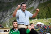 Der St. Galler Daniel Boesch gewinnt den Schlussgang gegen den Berner Thomas Sempach beim traditionellen Schwägalp Schwinget auf der Schwaegalp in Urnaesch. (Bild: Keystone)