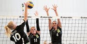 Die Steinhauserinnen Sarah Strübin (Nummer 14) und Vanessa Gwerder sehen einem Smash von Esther Rohrer entgegen. (Bild: Roger Zbinden (Steinhausen, 28. Oktober 2017))