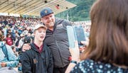 Publikumsliebling Christian Stucki lässt sich mit Fan Nico Kiser (16) aus Alpnach fotografieren. (Bild: Roger Grütter (Alpnach, 2. Juli 2017))