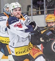 EVZ-Verteidiger Thomas Thiry (links) im Zweikampf mit Linus Klasen vom HC Lugano. (Bild: Andy Müller/Freshfocus (Lugano, 24. November 2017))