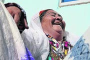 Goldiges Lachen und getanzte Lebensfreude während einer Hochzeitszeremonie auf dem Land. (Bild: Kathrin Reimann)