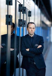 EVZ-CEO Patrick Lengwiler lehnt sich an die Bossard-Arena in Zug und blickt auf eine missglückte Saison zurück. (Bild Stefan Kaiser)