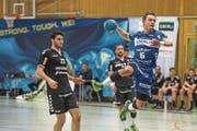 Adrian Blättler wirft eines seiner neun Tore. (Bild: Dominik Wunderli (Kriens, 18. Februar 2018))