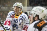Reto Suri (links) vom EVZ ist nach einer Knieverletzung für mehrere Wochen krank geschrieben. (Bild: KEYSTONE/ALEXANDRA WEY)