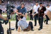 Das Fernsehen SRF hat die Liverechte am Eidgenössischen, wo zuletzt Matthias Glarner (stehend) Schwingerkönig wurde. (Bild: Keystone/Urs Flüeler)