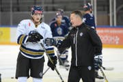 «Wir dürfen den schnellen Spielern keinen Freiraum gewähren», sagt EVZ-Verteidiger Livio Stadler (links), hier neben Trainer Harold Kreis.