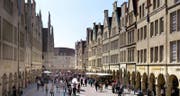 Herzstück Münsters ist der Prinzipalmarkt: Dank den Arkaden kann man stets trockenen Fusses shoppen – oder mit spitzen Absätzen dem Kopfsteinpflaster ausweichen. (Bild: www.air-klick.de)