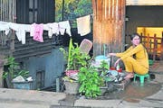Der Abwasch vor der Tür: Haushalt in einer laotischen Kleinstadt. (Bild: Oskar Keller)