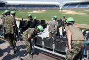 Letzte Aufbauarbeiten der Armee in der Schwingarena. (Bild: Keystone)