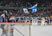Die EVZ-Fans feiern die Zuger Spieler nach einem Sieg (gegen den ZSC). Bild: Martin Meienberger/Freshfocus (Zug, 13. September 2016)