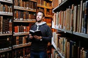 Bücher faszinieren ihn: Emanuel Peter im Depot der Stadt- und Kantonsbibliothek in Zug. (Bild Stefan Kaiser)
