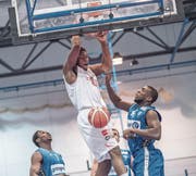 Eric Thompson (weisses Dress) erzielt für Swiss Central Basket gegen den Leader und Rekordmeister Fribourg Olympic 16 Punkte. (Bild: Pius Amrein (Luzern, 10. Februar 2018))