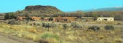 Schneeflecken auf den Bergen und Würfelhäuser aus Lehmziegeln in der Wüstenlandschaft um Santa Fe: Die Hauptstadt von New Mexico liegt auf 2100 Metern über Meer. (Bild: Bernadette Conrad)