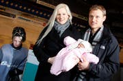 EVZ-Goalie Jussi Markkanen mit seiner Frau Sanna, Töchterchen Nelli und Sohn Juho im Hertistadion. (Bild Stefan Kaiser/Neue ZZ)