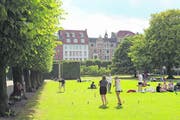 Der Königsgarten ist eine Mischung aus Schlosspark und Tummelplatz für Verliebte und ganz normale Büromenschen. (Bild: Niels Anner)