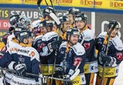 Lachende Gesichter: Die Zuger feiern den hart erkämpften Sieg. (Bild: Alexandra Wey/Keystone (Zug, 28. November 2017))