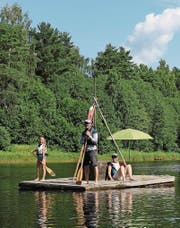 Die Familie lässt sich den Fluss Klarälven hinuntertreiben.