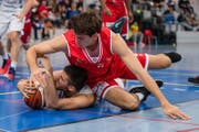 SCB-Spieler Branko Tomic muss buchstäblich unten durch. (Bild: Philipp Schmidli / LZ (Luzern, 1. Oktober 2017))