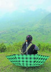 Zwischenstopp in den Hügeln: Trekkingleiterin Chan. (Bild: Anemi Wick)