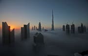Die Skyline von Dubai mit Nebel und Sonnenaufgang. Die «Nadel» in der Bildmitte ist der Burj Khalifa, das derzeit höchste Gebäude der Welt. (Bild: Kamran Jebreili/KEY)