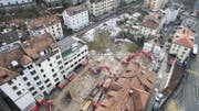 Die Bagger arbeiten am Doppelhaus Haldenstrasse 7/9. Links das inzwischen ebenfalls abgebrochene grosse Haus Felsenstrasse 60/62. (Bild: Ralph Ribi - 5. März 2018)