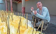 Hat sich für sein Kunstwerk die Hände verbrannt: Bob Gramsma und sein «Sugarsnow». (Bild: Daniel Lüthi)