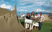 Karlis Ile und Maija Puncule (Mitte) heissen die glücklichen Gewinner. (Bild: Perrine Woodtli)